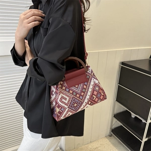Vintage gewebte Beuteltasche mit Holzgriff und weinrotem Lederriemen für Damen