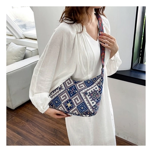 Gros plan du sac bandoulière tissé ethnique géométrique avec large sangle colorée