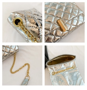 Vue détaillée du sac matelassé argenté avec fermoir doré et doublure en textile