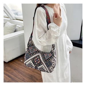 Mannequin portant un sac bohème tissé coloré avec des motifs tribaux géométriques
