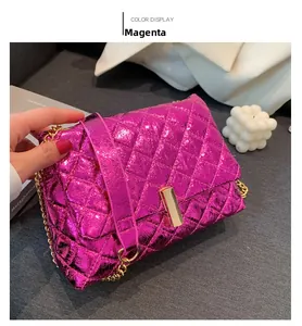 Vue détaillée du sac matelassé magenta avec chaîne dorée et finition métallique brillante