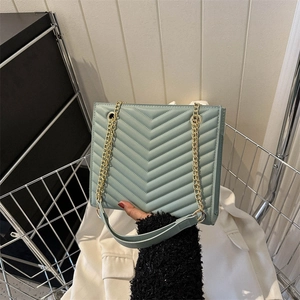 Fashionable mint green quilted chain shoulder bag for women with V-shaped chevron pattern