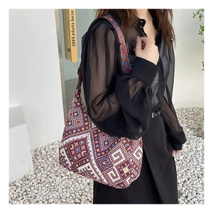 Détail du sac bandoulière ethnique en jacquard avec motifs géométriques colorés