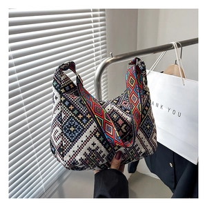 Sac croissant bohème à motif géométrique tissé avec large bandoulière colorée