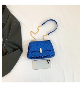 Détail du sac matelassé bleu métallisé avec chaîne dorée et fermoir pivotant