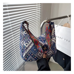 Sac à bandoulière ethnique bohème aux motifs géométriques bleus et blancs vifs