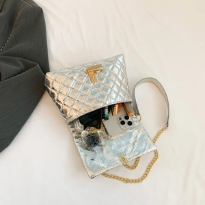 Sac bandoulière argenté matelassé avec chaîne dorée pour essentiels du quotidien