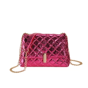 Sac bandoulière matelassé métallisé magenta avec chaîne dorée et fermoir élégant