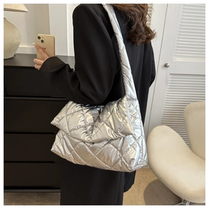 Détail d'un sac bandoulière matelassé argenté avec un grand motif à losanges
