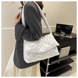 Gros plan sur le sac à bandoulière matelassé blanc avec bandoulière rembourrée