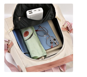 Vue intérieure du sac à dos en nylon beige montrant le compartiment principal et le stockage
