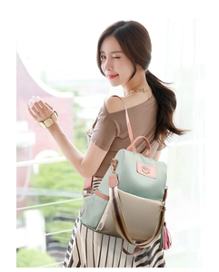 Détail d'un sac à dos en nylon imperméable avec design bicolore vert menthe et beige