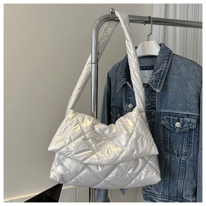 Vue détaillée du sac à bandoulière matelassé blanc rembourré avec une finition satinée