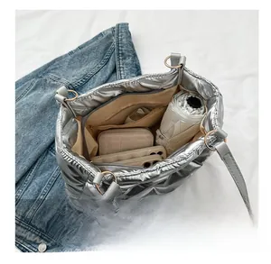 Vue intérieure du sac cabas matelassé argenté montrant sa grande capacité de rangement