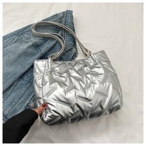 Détail du cabas matelassé argenté avec texture douce effet duvet et fini brillant
