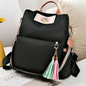 Sac à dos chic en nylon noir pour femmes avec sangle arc-en-ciel et pompon coloré