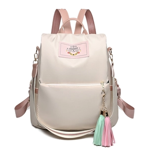 Sac à dos chic en tissu oxford beige pour femme avec bretelles roses et pompon
