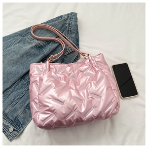 Vue détaillée du sac cabas matelassé rose avec éclat métallique et crochets dorés