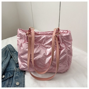 Vue détaillée du sac cabas rose matelassé avec surpiqûres en V et anses en similicuir