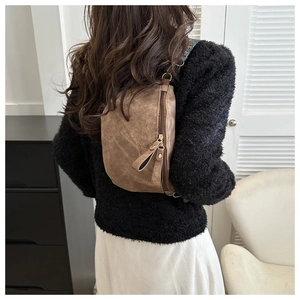 Détail du sac bandoulière marron vintage au fini mat avec bandoulière tissée
