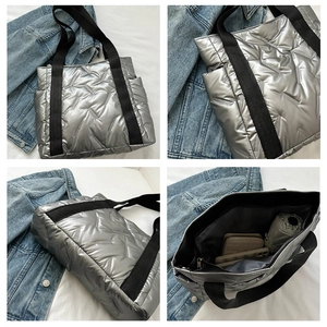 Detailansicht der silbernen Stepptasche mit großem Fassungsvermögen für Handy und Regenschirm