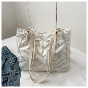 Détail du sac cabas matelassé blanc perle avec texture en V et anneau doré
