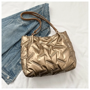 Vue détaillée du sac cabas doré métallisé matelassé avec anses en cuir marron chic