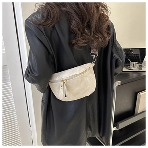 Détail du sac bandoulière crème avec tissu texturé et sangle tissée colorée vintage