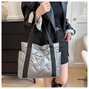 Detailansicht der silbernen Stepp-Tote-Bag mit Metallic-Finish und Webriemen