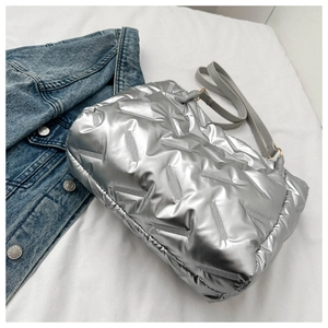 Vue détaillée du sac cabas matelassé argenté avec texture métallique et détails dorés