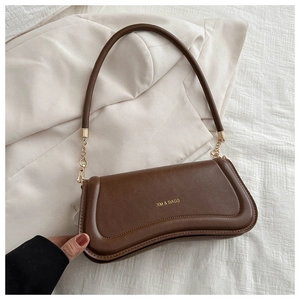 Detail of a brown retro shoulder bag with gold chain strap and XM & BAGS branding