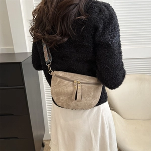Sac de poitrine rétro en cuir marron avec bandoulière brodée au style ethnique