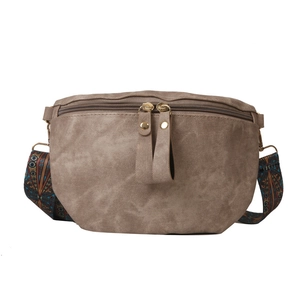 Sac bandoulière marron demi-lune avec sangle ethnique et double fermeture éclair métal