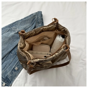 Intérieur spacieux du sac cabas matelassé métallisé avec compartiments pour le téléphone