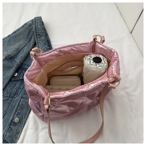Intérieur du sac cabas en duvet rose montrant la grande capacité et la poche zippée