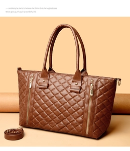 Gros plan sur le sac fourre-tout matelassé marron avec surpiqûres et zips dorés