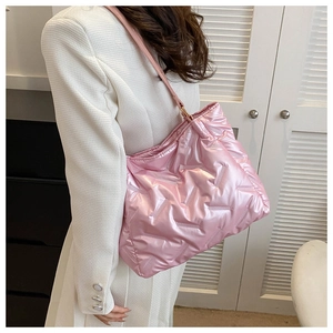 Détail du sac cabas matelassé rose avec finition métallique brillante et bandoulière