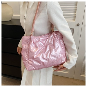 Sac cabas rose métallisé matelassé avec texture rembourrée porté par un mannequin femme
