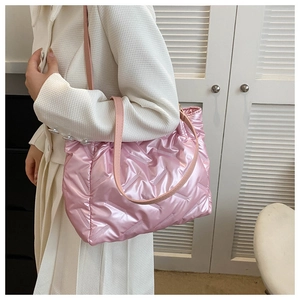Détail du sac cabas rose bouffant avec matelassage en V et texture satinée métallisée