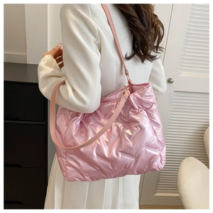 Détail du sac cabas rose matelassé aspect doudoune avec finition brillante moderne