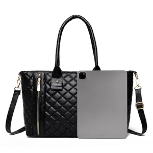 Sac fourre-tout noir matelassé avec fermeture éclair dorée et bandoulière réglable