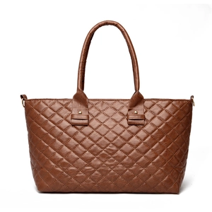 Grand sac cabas matelassé marron foncé avec des détails de rivets dorés chic