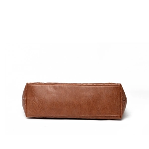 Sac fourre-tout en cuir marron avec motif matelassé sur une base plate et solide