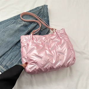 Sac fourre-tout matelassé rose métallisé avec texture rayée et double bandoulière souple