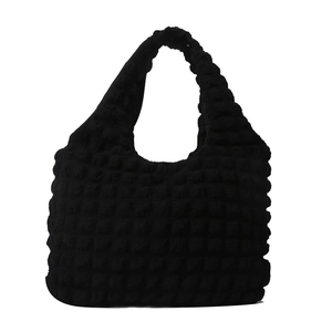 Minimalistische schwarze Bubble-Tasche aus plissiertem Stoff mit sichelförmigem Design
