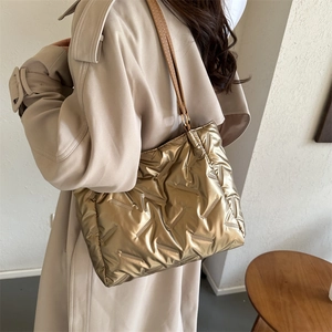 Sac cabas doré métallisé matelassé pour femme avec de fines bandoulières marron