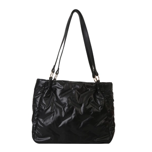Sac fourre-tout noir matelassé tendance en tissu imperméable avec bretelles élégantes