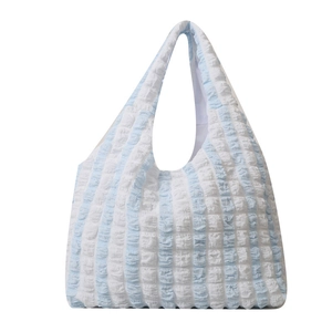 Borsa hobo a righe bianche e blu in tessuto plissettato con trama a bolle e tracolla