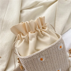 Summer straw bucket bag with daisy embroidery and pearl chain strap for women