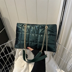 Détail du sac cabas matelassé vert foncé avec chaîne en métal et bandoulière